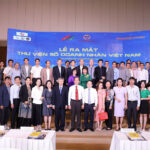 Các đại biểu cùng doanh nhân chụp hình lưu niệm tại Lễ ra mắt Thư viện số doanh nhân Việt Nam