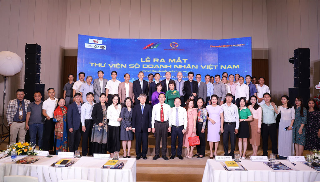 Các đại biểu cùng doanh nhân chụp hình lưu niệm tại Lễ ra mắt Thư viện số doanh nhân Việt Nam