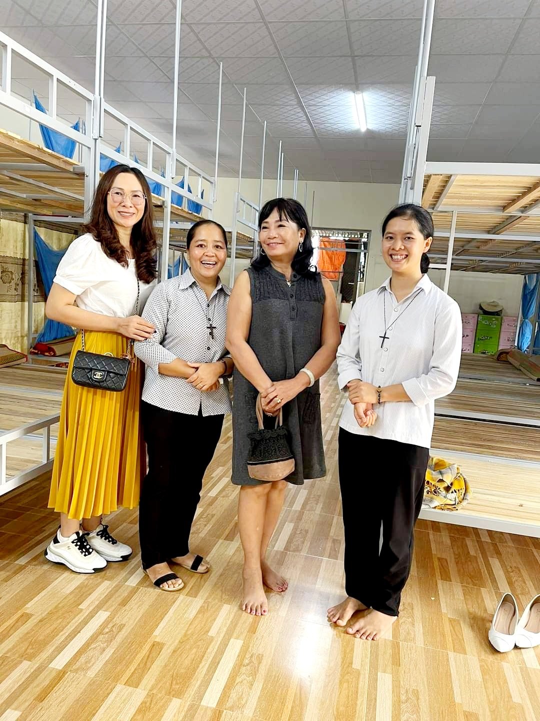 Chị Đào Cao Bích Ngọc (đứng đầu bên trái)- giám đốc Win Group gửi quà cho các cháu.