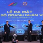 Các đại biểu thực hiện nghi thức ra mắt Thư viện số Doanh nhân Việt Nam. 