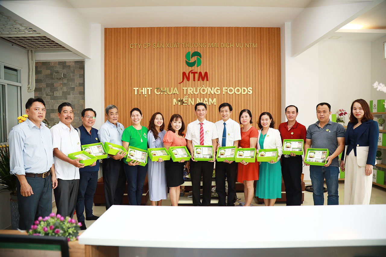 BGĐ công ty NTM trao quà cho các Hội viên tham gia chương trình kết nối