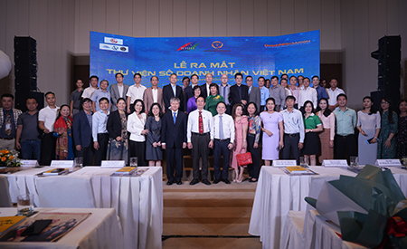 Các đại biểu cùng doanh nhân chụp hình lưu niệm tại Lễ ra mắt Thư viện số doanh nhân Việt Nam