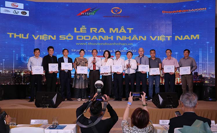 Các doanh nhân đầu tiên nhận Giấy chứng nhận sở hữu tài khoản Thư viện Doanh nhân Việt Nam.