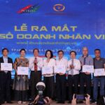 Ban tổ chức trao chứng nhận tài khoản số cho các Doanh nhân